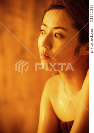 桑拿溫泉沐浴打破女人的汗水 53151352