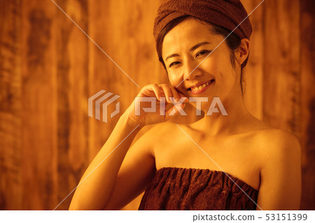 桑拿溫泉沐浴打破女人的汗水 53151399