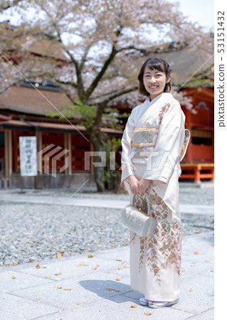 一個穿著和服的女人 53151432