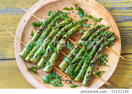 Grilled asparagus rafts with sesame seeds 53152140