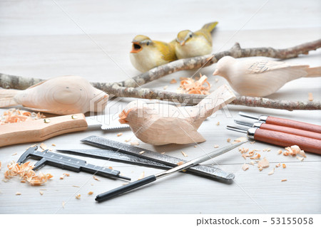 鳥雕。野生鳥類木雕，野生鳥類雕塑。有色是鶯。 *這是業餘愛好者正在進行的工作。 53155058