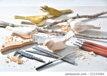 鳥雕。野生鳥類木雕，野生鳥類雕塑。有色是鶯。 *這是業餘愛好者正在進行的工作。 53155062