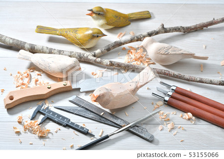 鳥雕。野生鳥類木雕，野生鳥類雕塑。有色是鶯。 *這是業餘愛好者正在進行的工作。 53155066