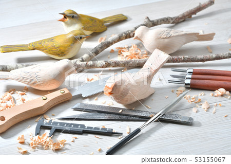 鳥雕。野生鳥類木雕，野生鳥類雕塑。有色是鶯。 *這是業餘愛好者正在進行的工作。 53155067