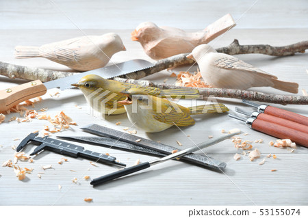 鳥雕。野生鳥類木雕，野生鳥類雕塑。有色是鶯。 *這是業餘愛好者正在進行的工作。 53155074