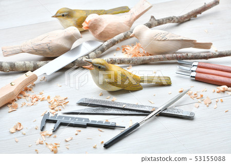 鳥雕。野生鳥類木雕，野生鳥類雕塑。有色是鶯。 *這是業餘愛好者正在進行的工作。 53155088