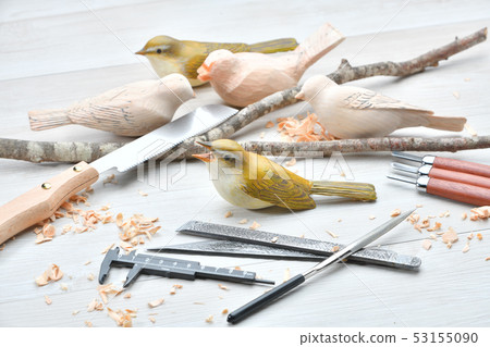 鳥雕。野生鳥類木雕，野生鳥類雕塑。有色是鶯。 *這是業餘愛好者正在進行的工作。 53155090