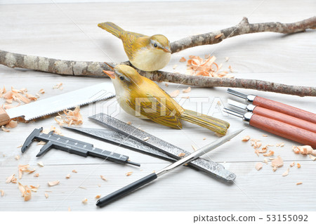 鳥雕。野生鳥類木雕，野生鳥類雕塑。有色是鶯。 *這是業餘愛好者正在進行的工作。 53155092