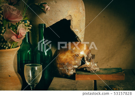 Human skull and flower vase old treasure on wooden Human skull and flower vase old treasure on wooden 53157828