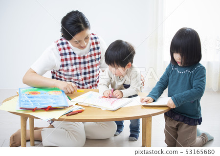 幼兒園老師和孩子們,畫畫 幼兒園老師和孩子們,畫畫 53165680
