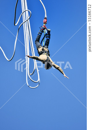 男人在做蹦極 男人在做蹦極 53166712