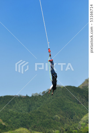 男人在做蹦極 53166714