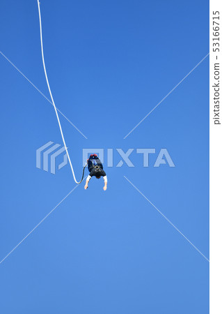 Men doing bungee jumping 53166715