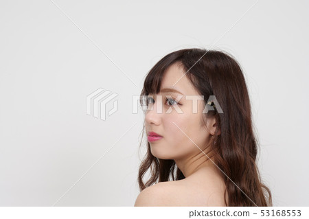 女人的照片姿勢表達行動 女人的照片姿勢表達行動 53168553
