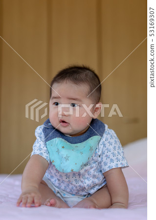 5 months baby sitting 53169307