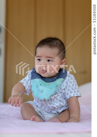 5 months baby sitting 53169308