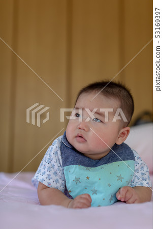 一個說謊的嬰兒 53169397