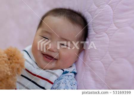 5個月大的寶寶 53169399