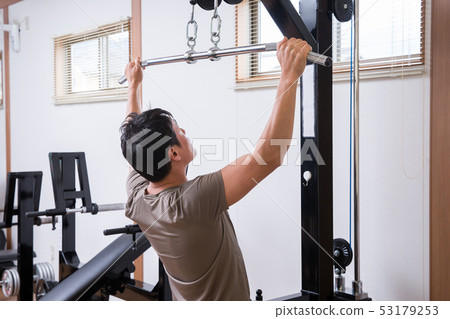 Men who train muscles Men who train muscles 53179253