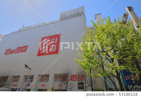 BICQLO and fresh green _ BIC CAMERA _ UNIQLO _ Shinjuku East Exit 53180128