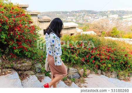 婦女在漢陽省Chungil地區的Hwangryong公園散步 53180260