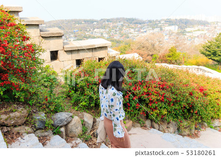 婦女在漢陽省Chungil地區的Hwangryong公園散步 婦女在漢陽省Chungil地區的Hwangryong公園散步 53180261