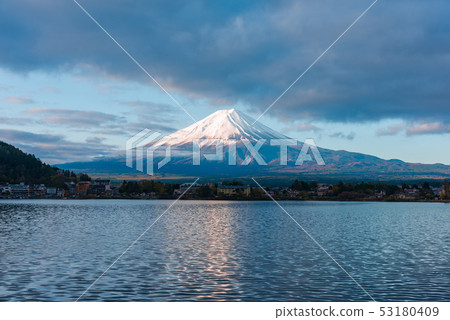Panorama image of Mount Fuji and Lake. 53180409