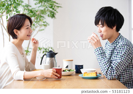 夫婦新婚夫婦早餐圖像 夫婦新婚夫婦早餐圖像 53181123