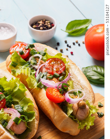 homemade hotdogs: chicken sausages and vegetables 53184127