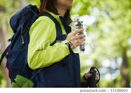 Middle woman climbing Middle woman climbing 53186603
