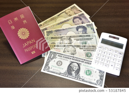 [Overseas travel image] Passport, banknotes and calculator 53187845