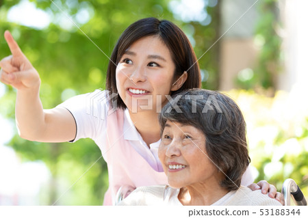 Nursing Care Image Senior Women and Caregivers 53188344