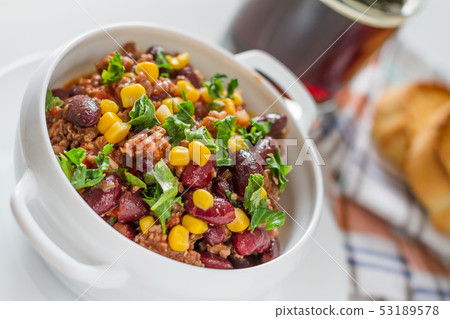 Chili con carne and ingredients 53189578