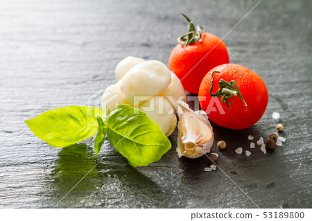 Tomato mazzarella, basil 53189800