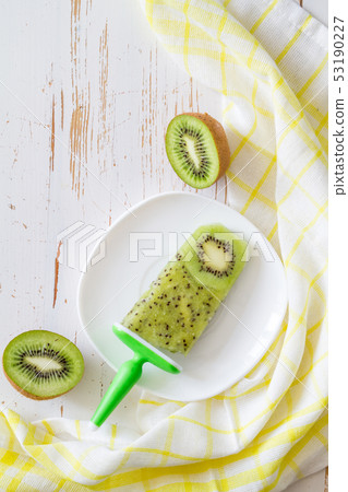 Kiwi juice ice pops 53190227