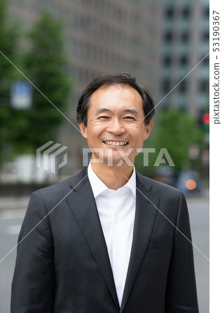 在辦公區中間日本人的商人 在辦公區中間日本人的商人 53190367