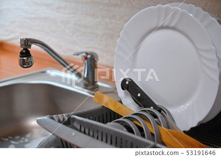 Dishes in drip tray. Clean washed dishes  53191646