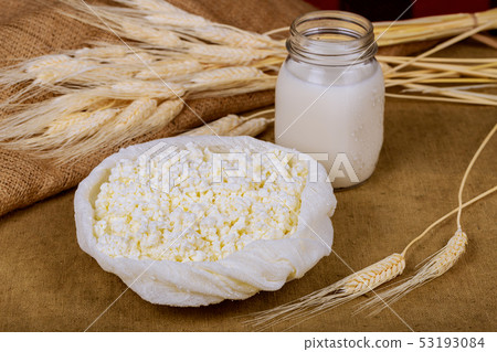 Shavuot kosher food fresh dairy products milk, 53193084