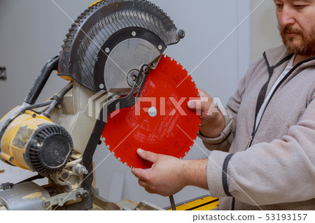 Preparation of the tool for replace a saw 53193157