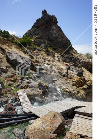 Sukawa Onsen is a strongly acidic hot spring that boasts the largest amount of spring water in the country 53197685