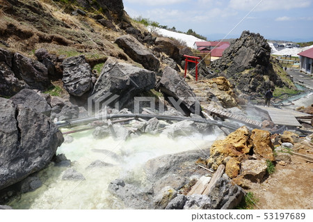 Sukawa Onsen is a strongly acidic hot spring that boasts the largest amount of spring water in the country 53197689