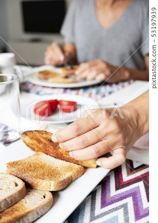 man and woman preparing breakfast 53197939