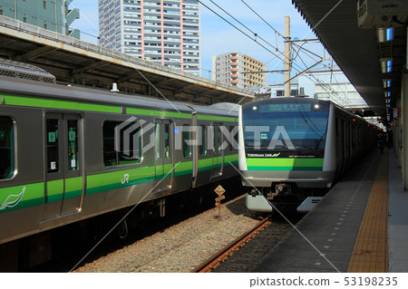 橫濱線233系列在東神奈川站停靠 橫濱線233系列在東神奈川站停靠 53198235
