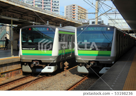 橫濱線233系列在東神奈川站停靠 橫濱線233系列在東神奈川站停靠 53198236