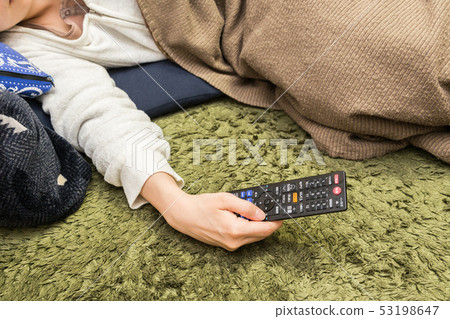 女人改變電視頻道 53198647