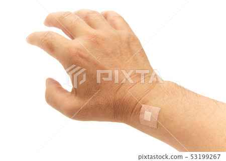 止血繃帶貼在男人的手腕上 止血繃帶貼在男人的手腕上 53199267