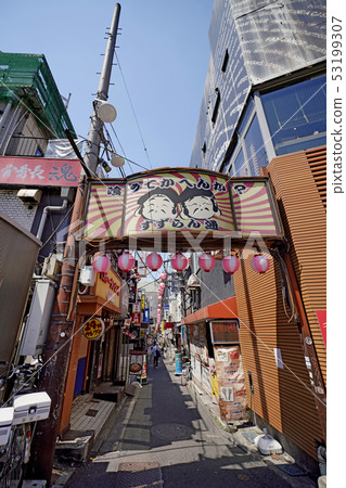 在日本的東京都市風景我在三軒茶屋站前看Suzuran-dori 在日本的東京都市風景我在三軒茶屋站前看Suzuran-dori 53199307