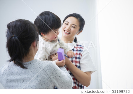 托兒所老師和母親和孩子 53199723