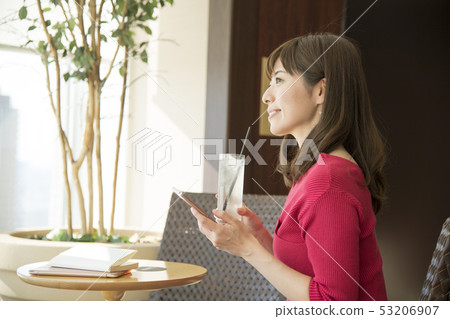 Cafe mobile phone woman Cafe mobile phone woman 53206907
