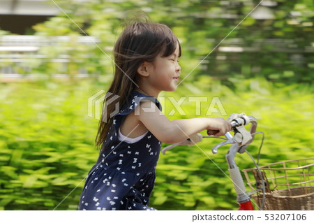 Toddler riding a bicycle (4 years old) Toddler riding a bicycle (4 years old) 53207106